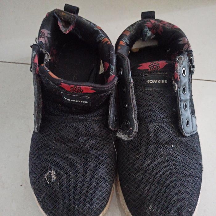 tomkins hitam sepatu anak