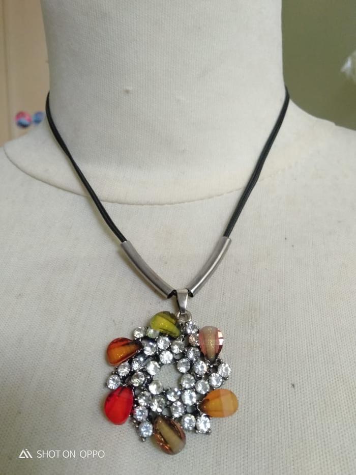 Kalung Tali Hitam Liontin Bulatan Ovat Kecil Warna Warni