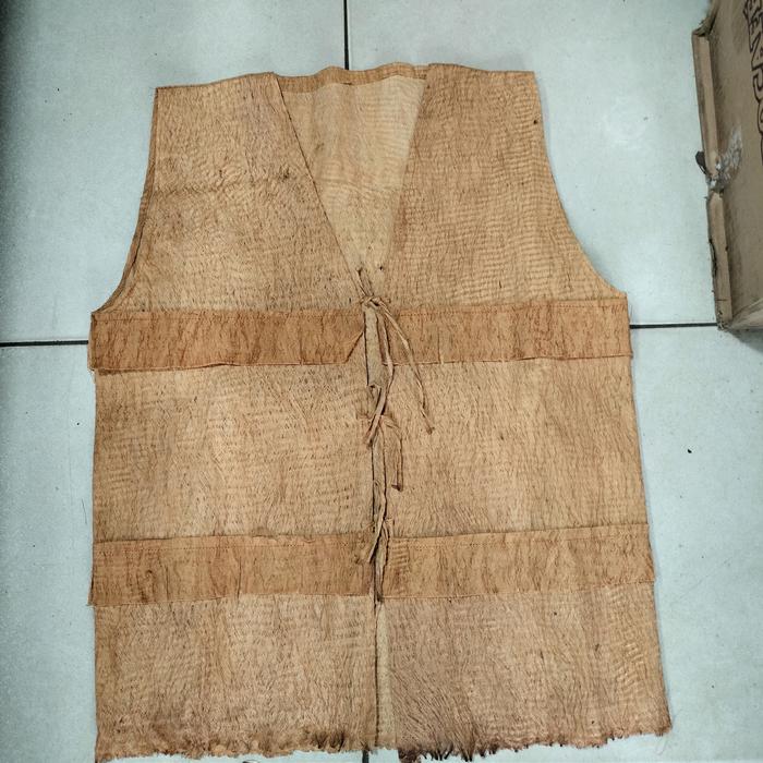 rompi kulit kayu asli. baju adat dayak. baju festival suku dayak