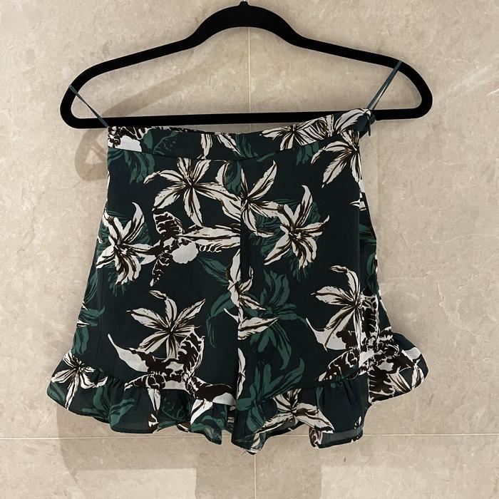 preloved thrift celana pendek floral Mango size xs