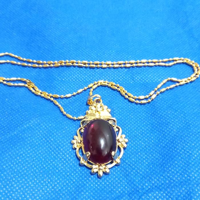 kalung liontin batu merah kristal