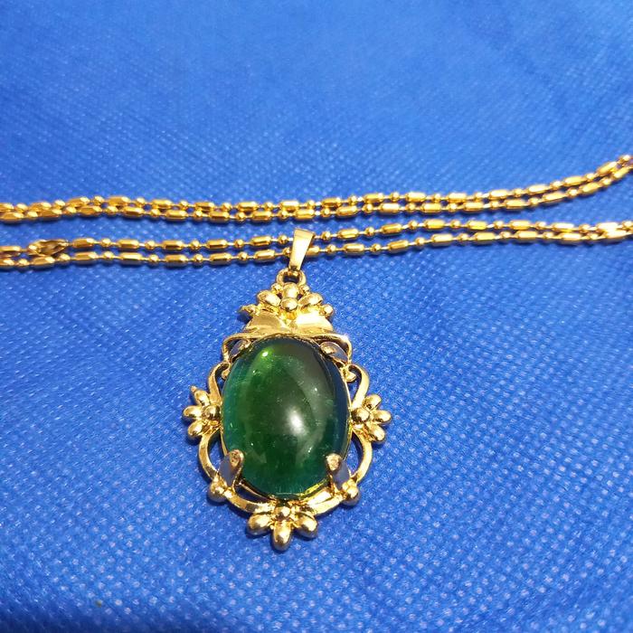 kalung liontin batu hijau kristal