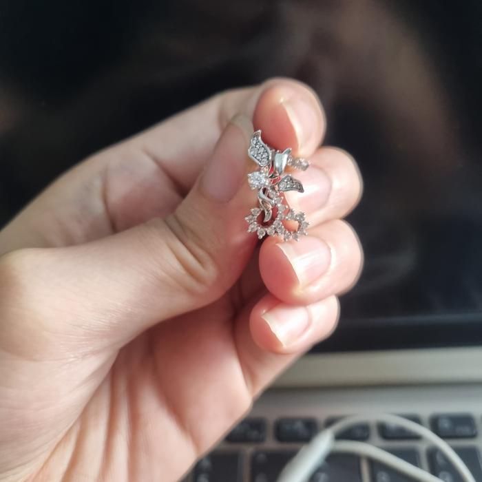 anting emas putih wanita
