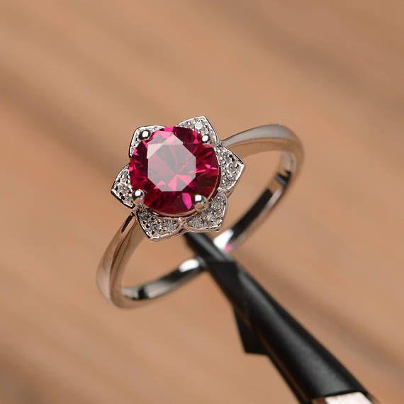 Cincin wanita emas dengan batu ruby asli