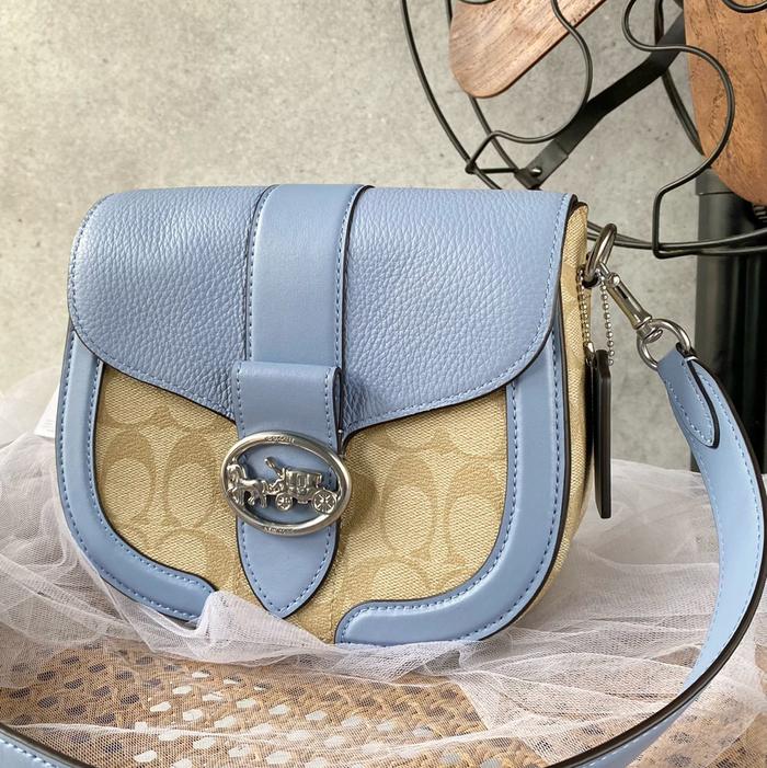 C2806 coach signature Georgia saddle. Warna light khaki/marble blue