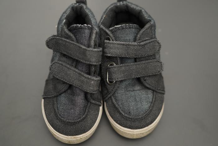 Kids n Co Baby Sneakers Size 4 - USED