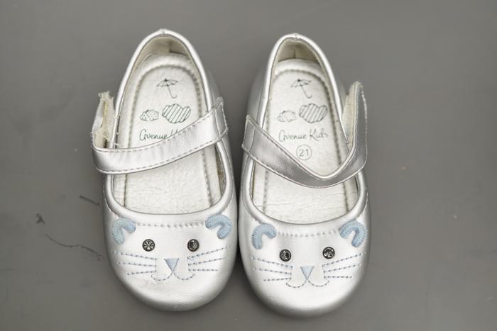 Avenue Kids Flat Shoes - 21 (used)