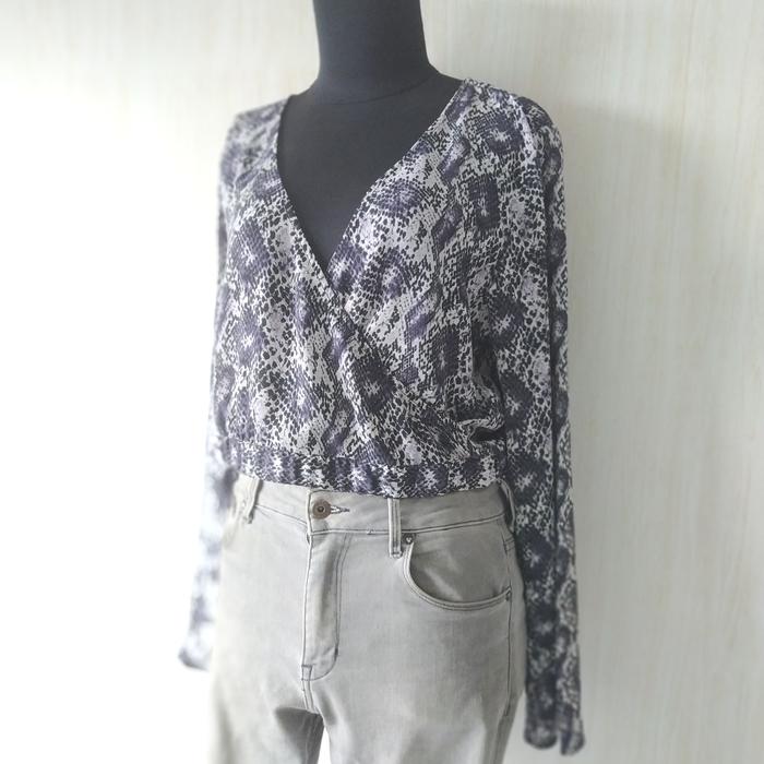 HnM Atasan Blouse Preloved Thrift Second Kolpri Loreng BW Crop Kimono