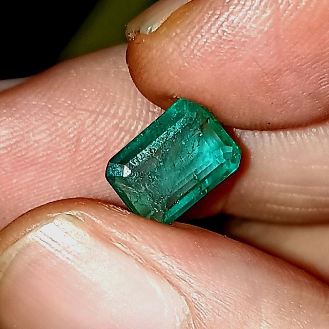 Natural Vivid Green Emerald Beryl Colombia 1.92ct Insignificant 10x7mm