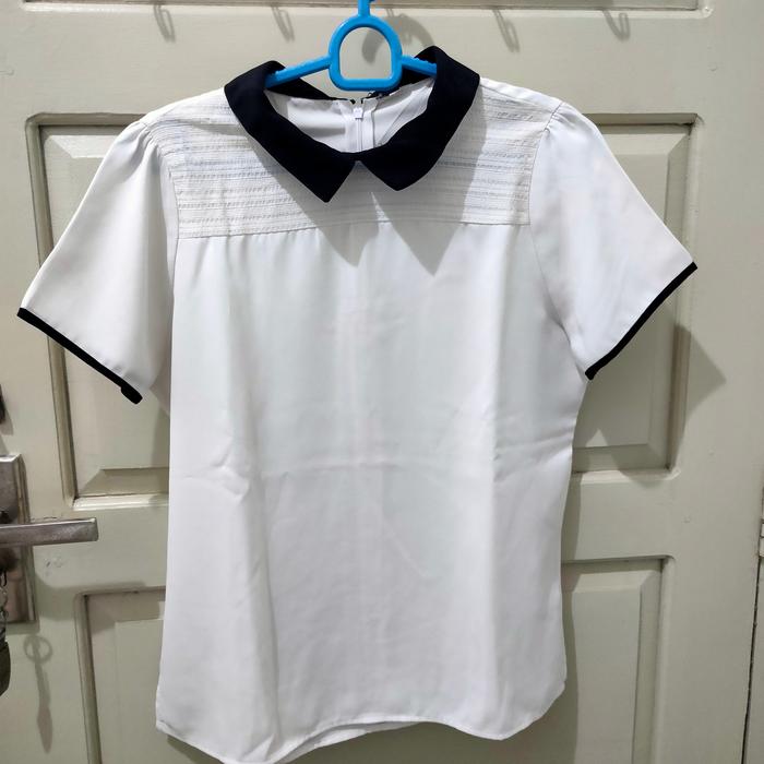 PRELOVED BLOUSE PUTIH POLOS KERAH HITAM