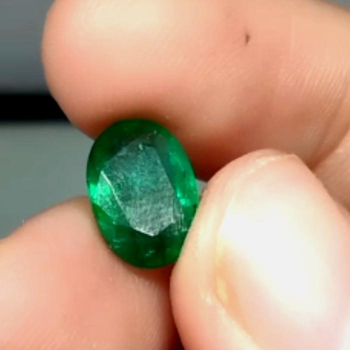 Natural Vivid Green Emerald Beryl Insignificant 1.98ct 10x7mm cat eye