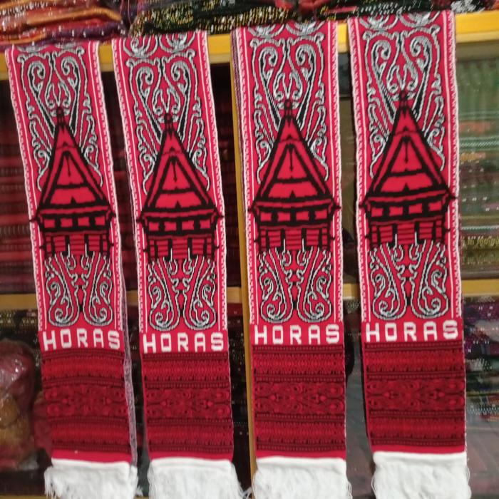 syal etnis Batak motif gorga Batak gambar rumah adat tulisan "Horas"