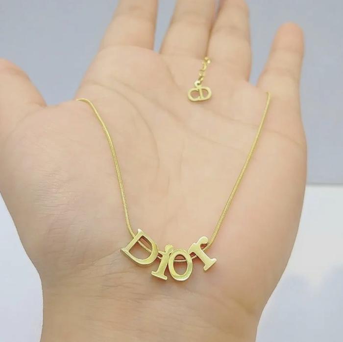 Kalung rantai titanium D liontin huruf