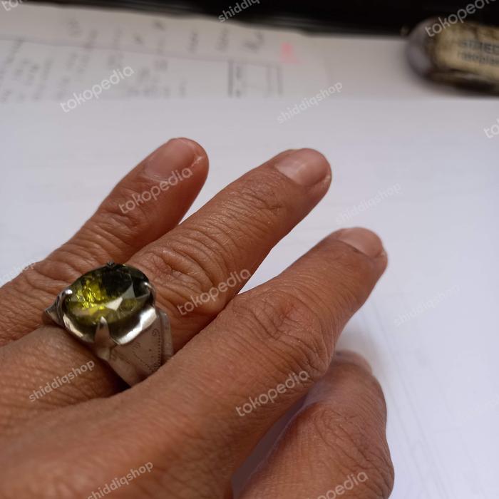 batu topaz kuning kehijauan