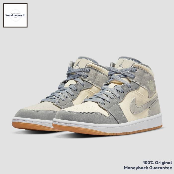 Sepatu Sneakers / Nike Air Jordan 1 Mid SE Coconut Milk / Original