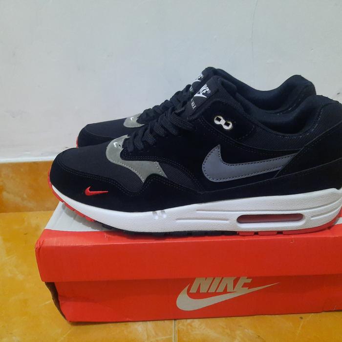 nike air max 1 black white