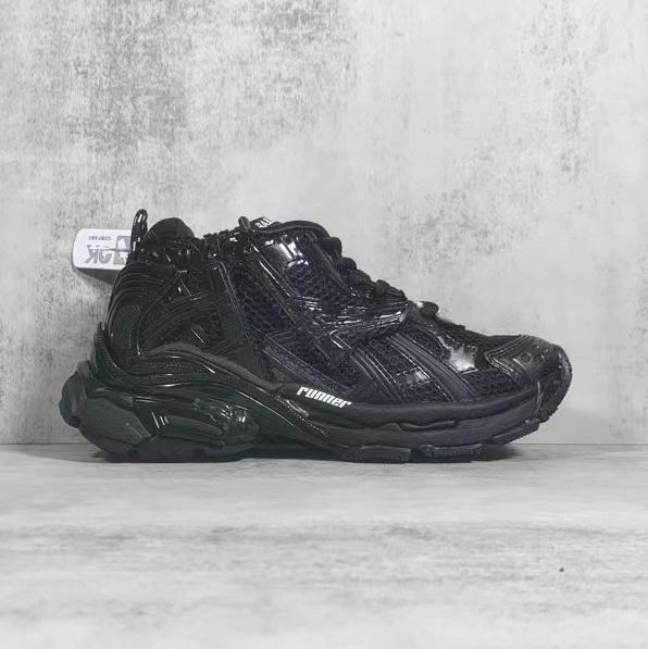 Sepatu Runner Low Top Black Sneakers
