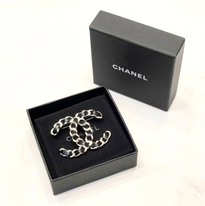 Original - Chanel CC Logo Bros Brooch Jilbab Leather Twist Black