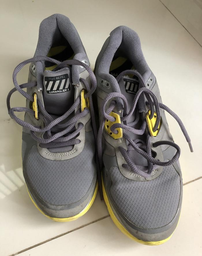 Sepatu nike cewek ukuran 40 original second / bekas