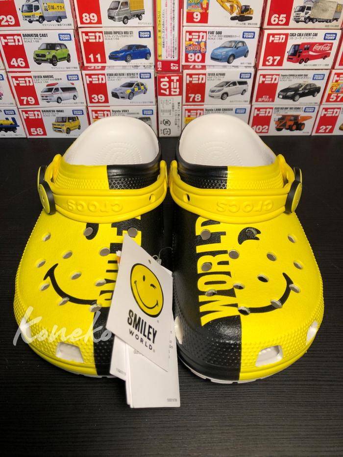 Crocs Classic Smiley World Limited Edition Size 42 M8