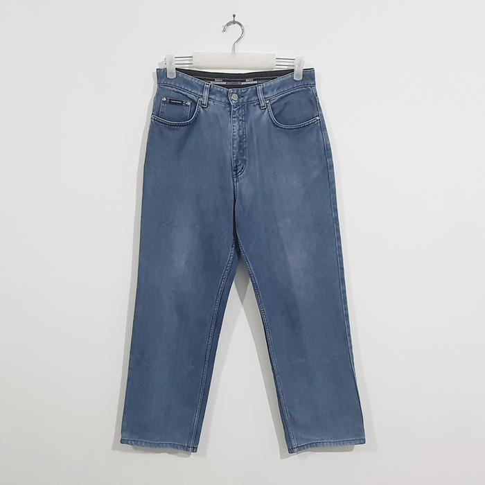 Celana Jeans HUGO BOSS - JERMAN - Size 32 sd 33 Lingkar Ping 86 cm Scd