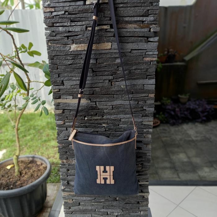 hazzys sling bag