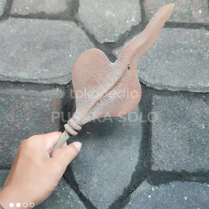 PUSAKA TOMBAK KUNTUL NGAKLAK TUA