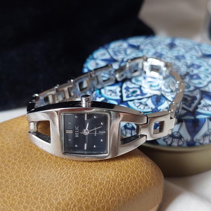 Jam Tangan Wanita Relic by Fossil Warna Silver.