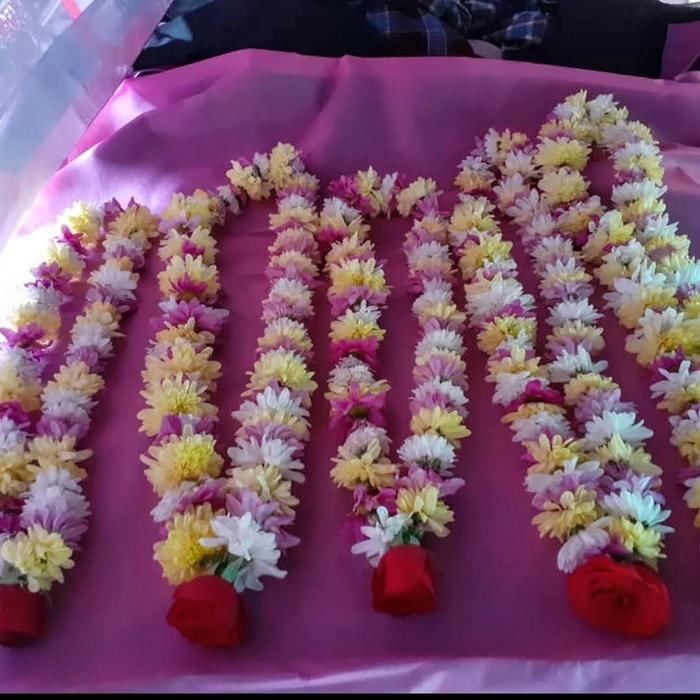 bunga kalung penyambutan