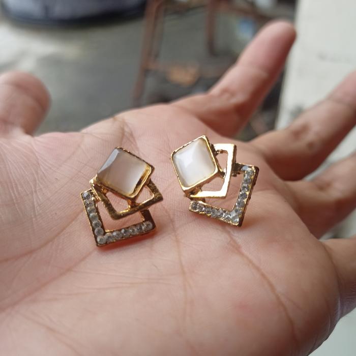 anting model kotak putih