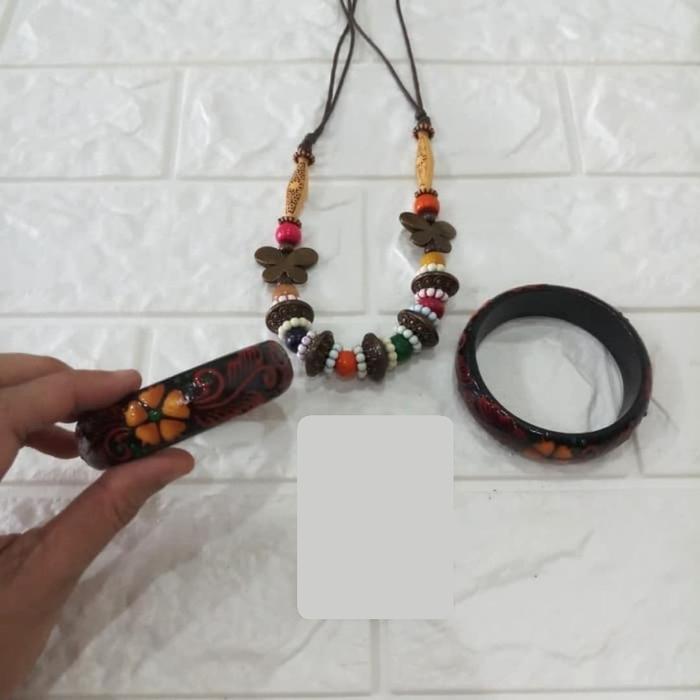 Aksesoris tarian papua kalung gelang etnik tari khas papua