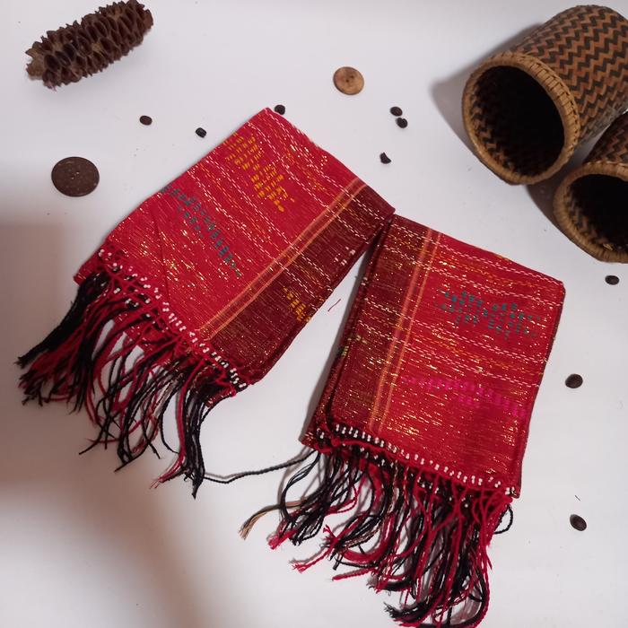 Syal ulos batak terbuatvdari bahan tenun ulos dengan motif dan warna yang beraneka ragam