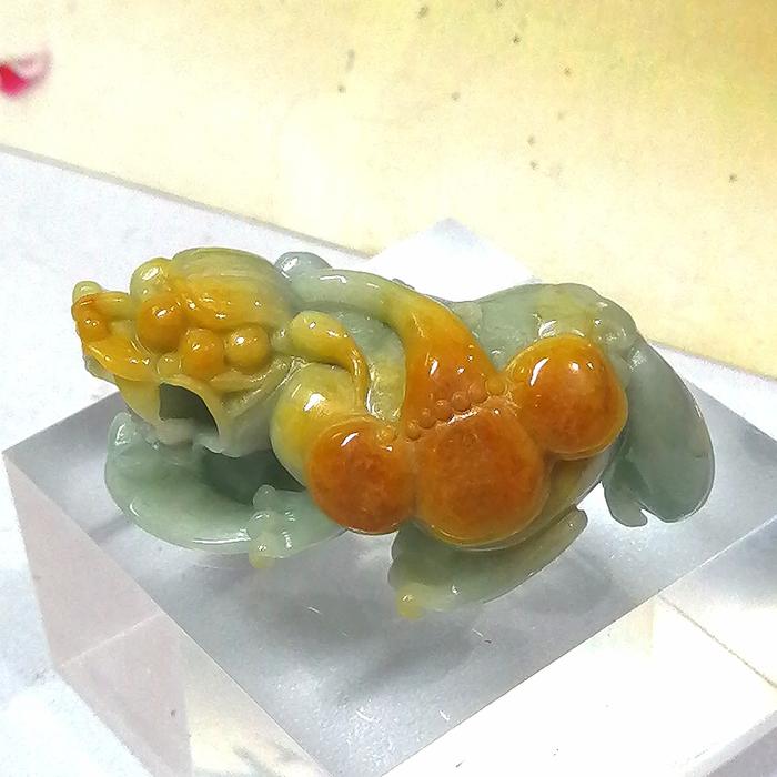 km9703 Liontin Giok Golden Jadeite Ukiran Pixiu Ruyi Sertifikat Gr A