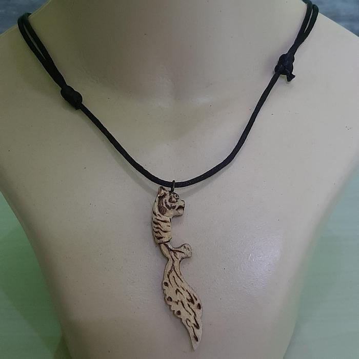 Kalung Liontin ukir Kujang kepala macan kayu kaboa sancang