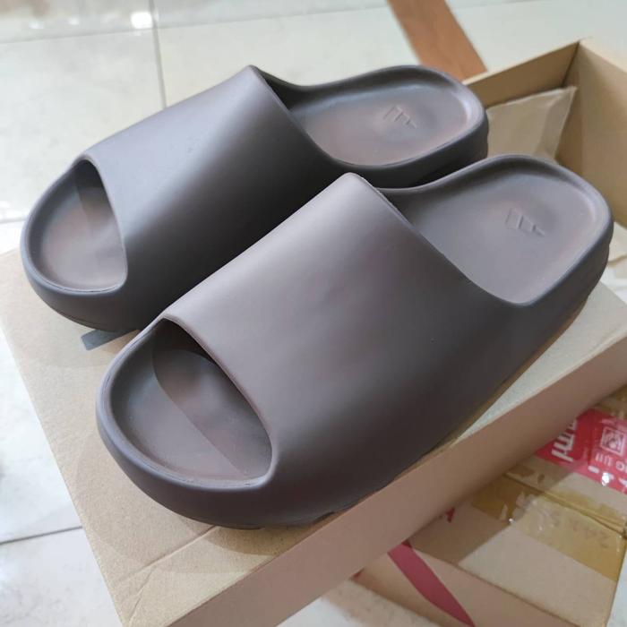 YEEZY SLIDES SOOT US 11 AUTHENTIC ORIGINAL SANDAL 100%