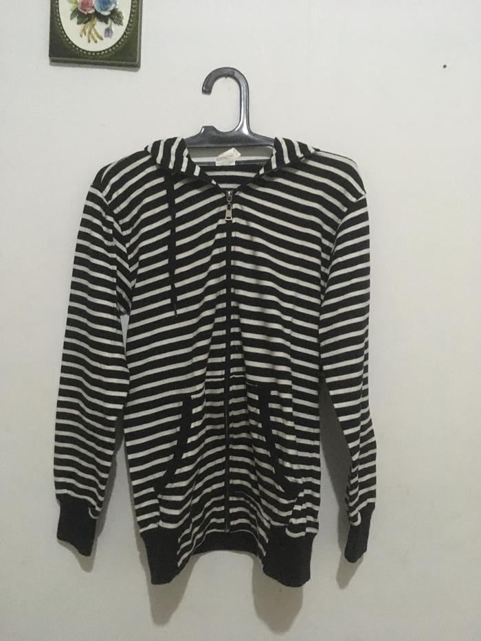 Jaket hoody hitam putih garis belang