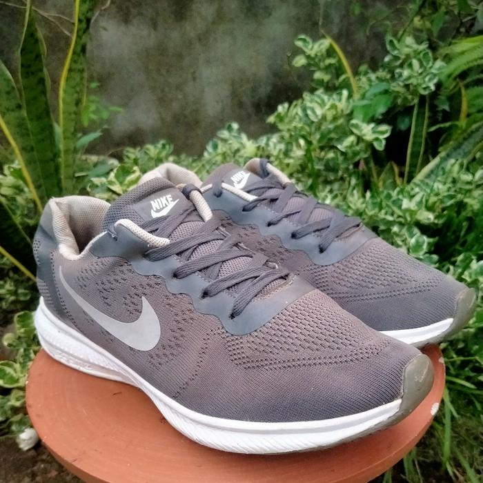 Sepatu Second Preloved Brand Nike Running size 42 ke 42 insole 26,5 cm