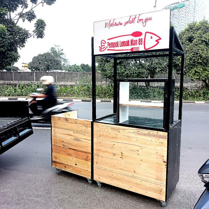 gerobak pempek dan pengorena