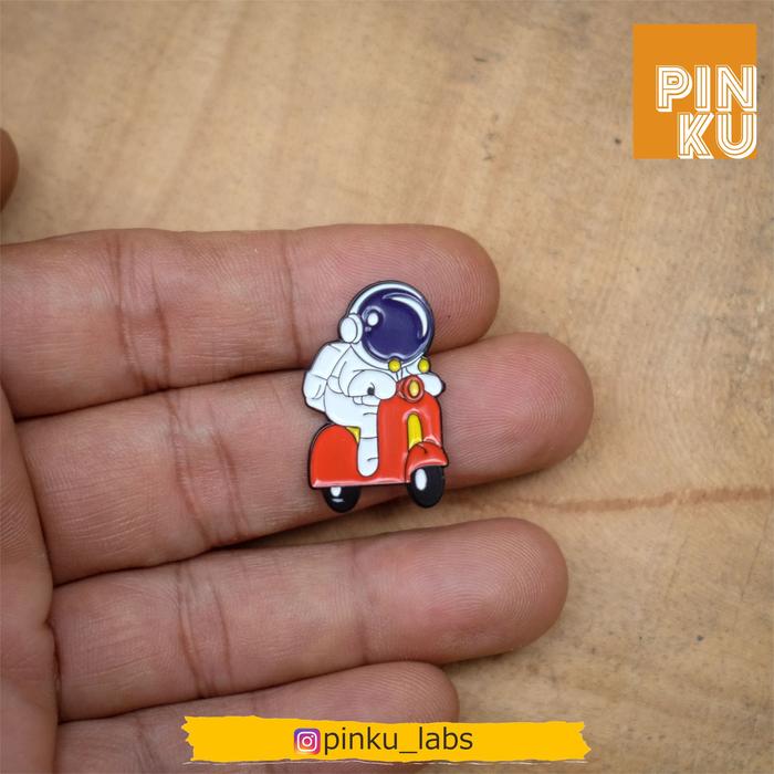 ENAMEL PIN - VESPA ASTRONOT