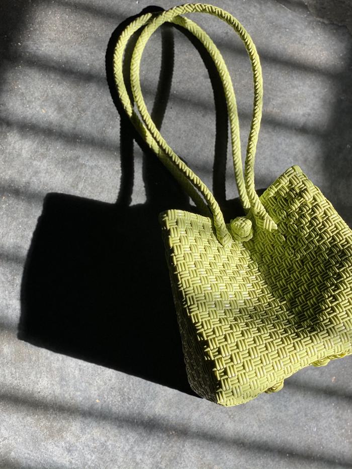 Tas anyaman plastik/ tas jali box 20x20x20 long handle lemon color