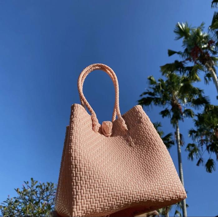 Tas anyaman plastik/ tas jali box 20x20x20 new material pinkpeach