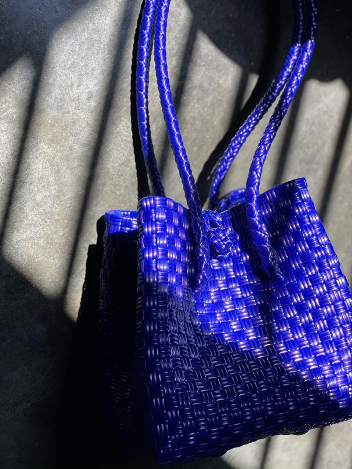 Tas anyaman plastik/ tas jali box 20x20x20 long handle blue colo