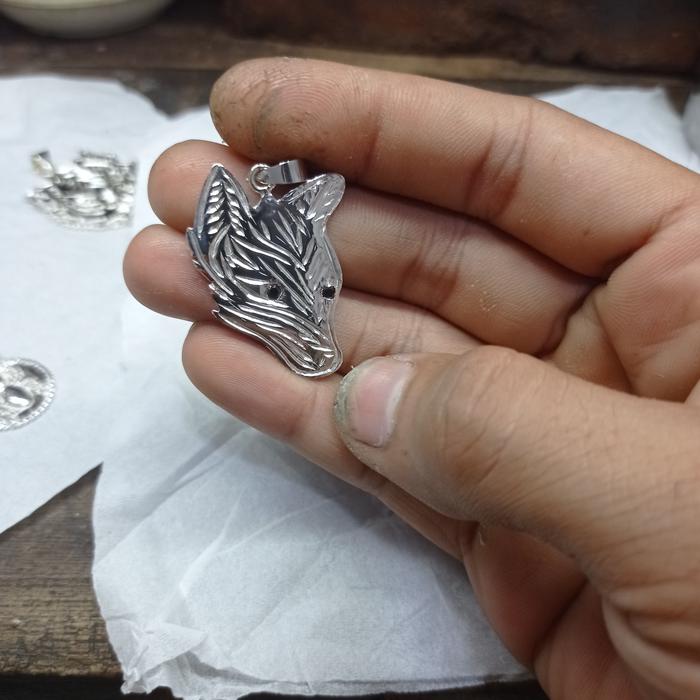 liontin kepala serigala