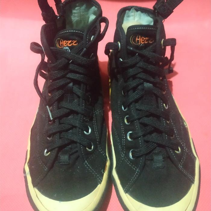 Thrifting Sepatu Chezz High Canvas Black