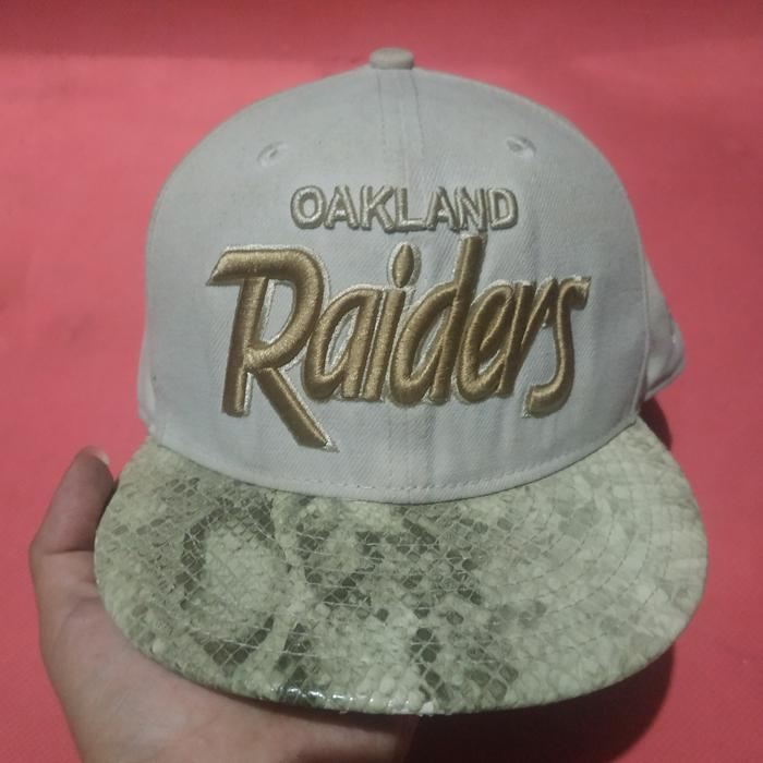 Thrifting Topi Snapback NFL Oakland Raiders Snake Skin White