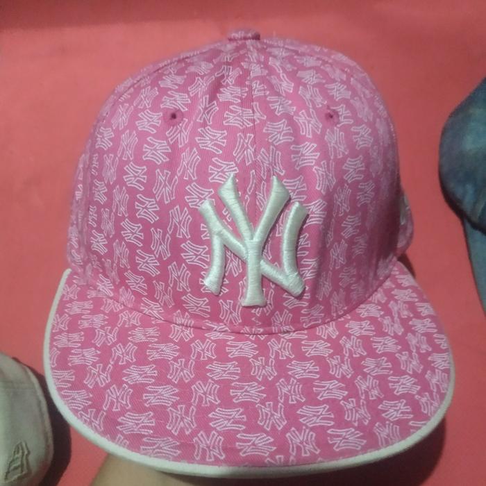 Thrifting Topi Snapback New Era MLB New York Yankees Pink Full Print