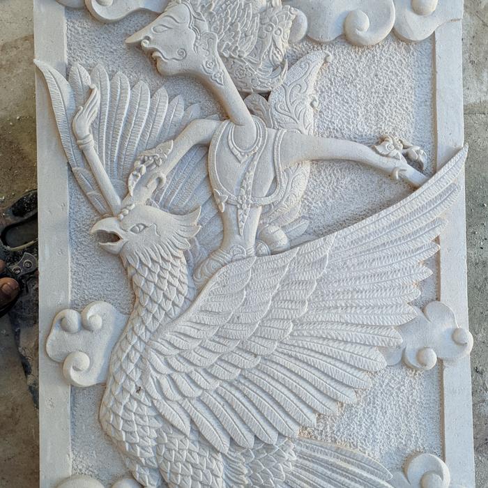 relief batu alam ukir motif pewayangan