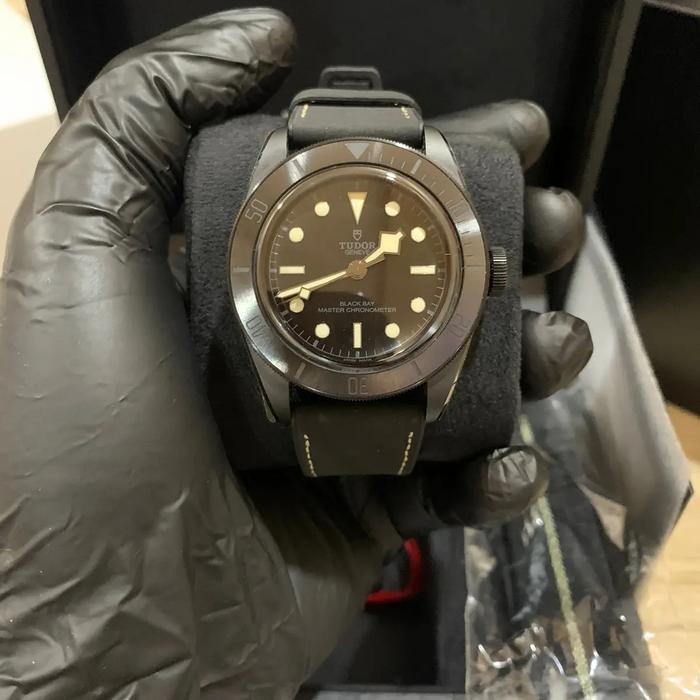 tudor Blackbay black ceramic jam tangan pria