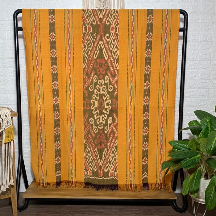 kain tenun kuning cerah