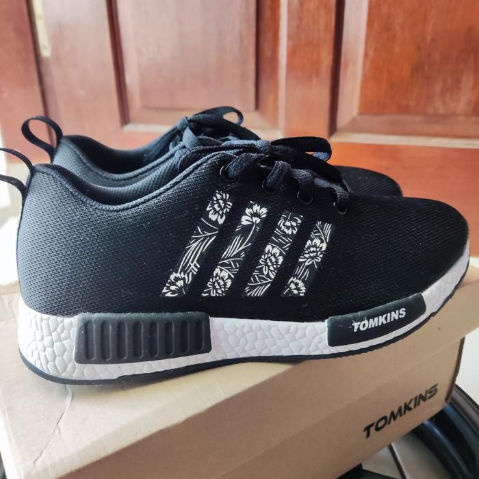 sepatu tomkins hitam